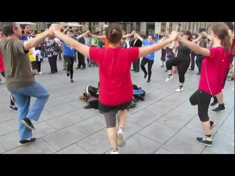 La Sardana - Danza en las calles de Barcelona