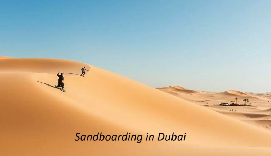 Dubai çöl safarisinde yüksek kum tepelerinde sandboarding (kum kayağı) aktivitesi