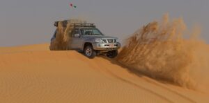 Dubai çöl safarisi gün batımı turu ve kum tepelerinde 4x4 araç