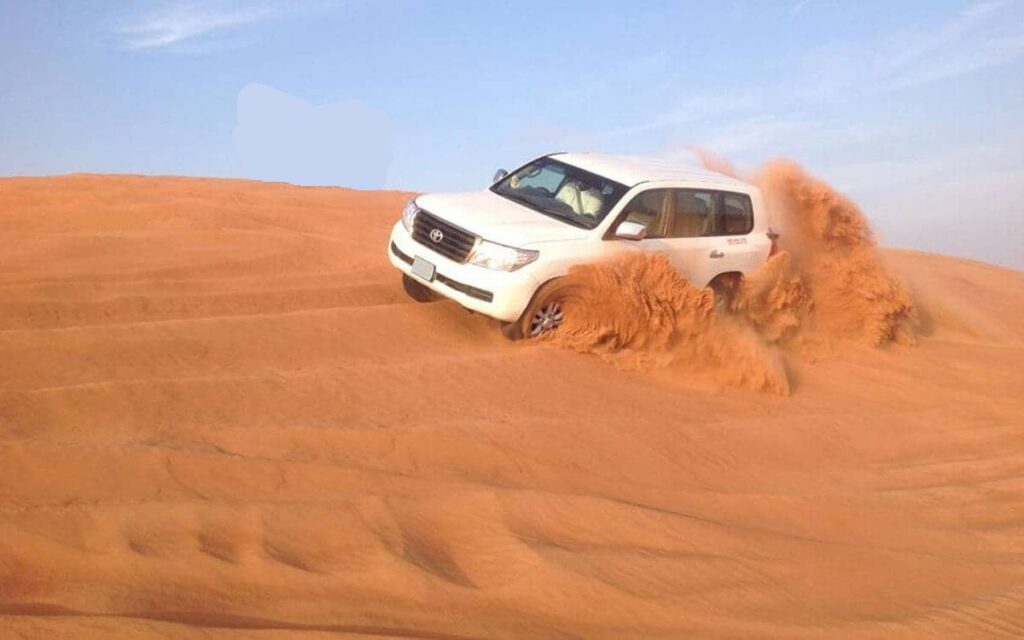 Dubai'nin ve Abu Dabi çöllerinin kızgın kumları üzerinde dört çekerli araçlarla dune bashing heyacanı için grup rezervasyonu da yapabilirsiniz. 