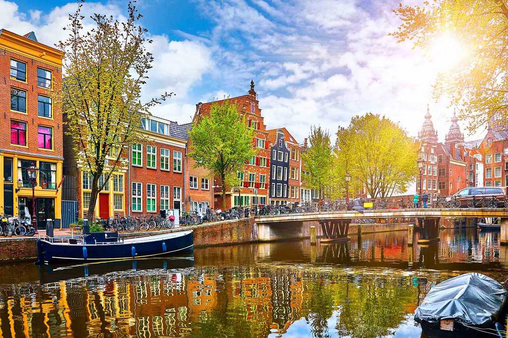 Private tour guide in Amsterdam. Tours with professional tour guide with licence