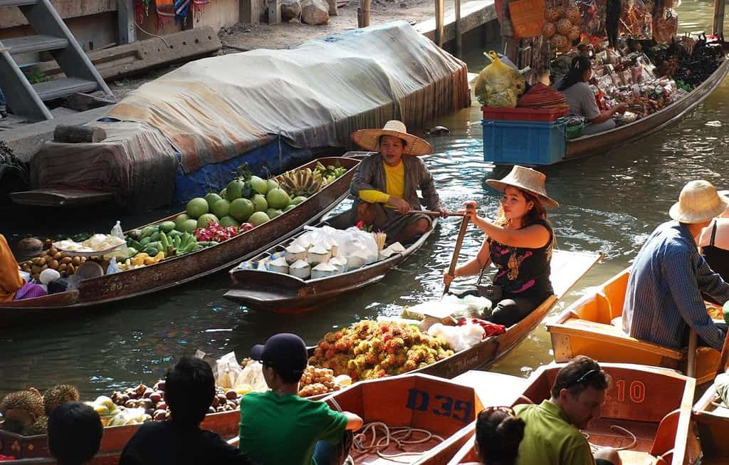 bangkok'ta Damnoen Saduak yüzen market turu