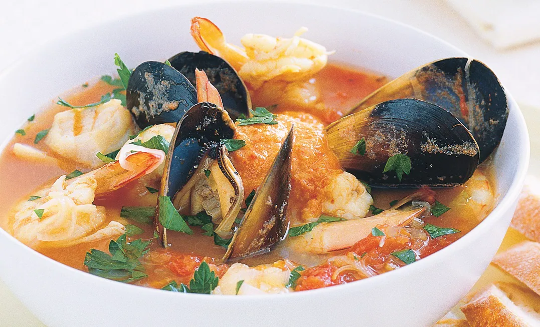 marsilya geleneksel deniz mahsullü çorba, bouillabaisse çorbası