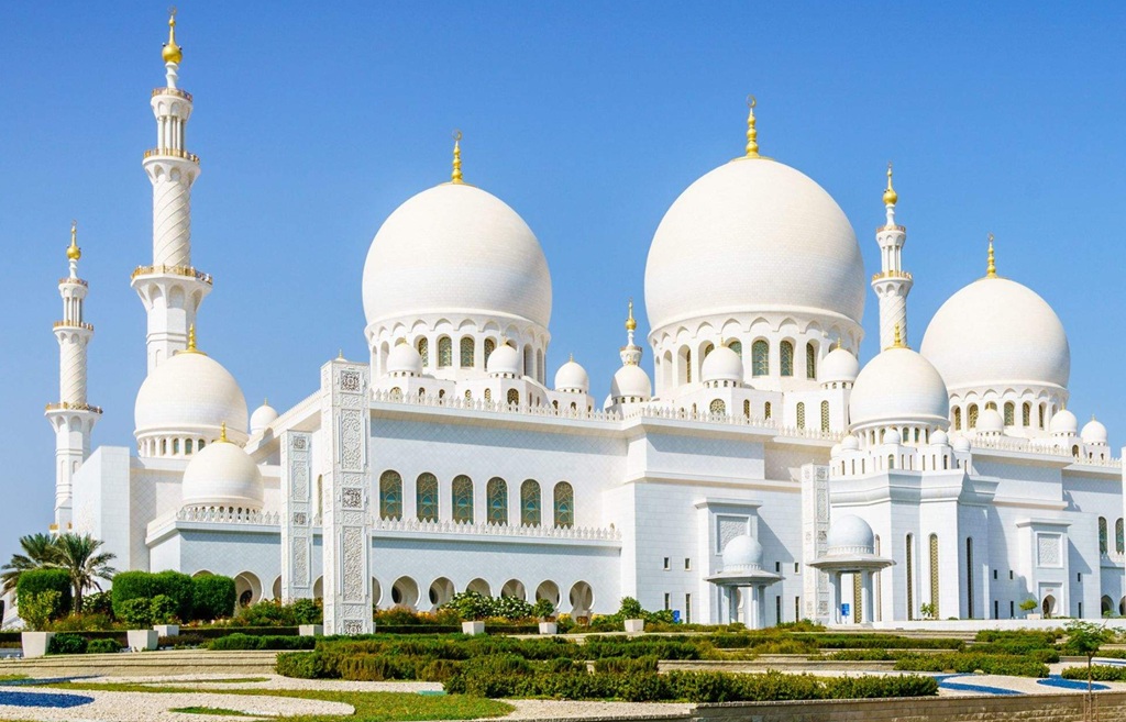 Dubai'den günübirlik özel tur ile ziyaret edilen Abu Dabi Şeyh Zayed Camii'nin görkemli mimarisi.