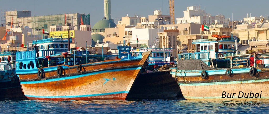 Dubai Al Khor halicinde geleneksel abra tekneleri ile yapılan eski şehir turu ve baharat çarşısı gezisi