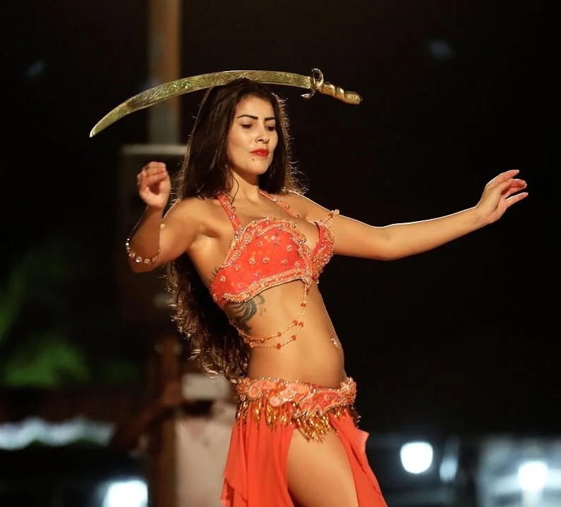 Çöl safari kampında sahnelenen geleneksel dansöz, göbek dansı gösterisi