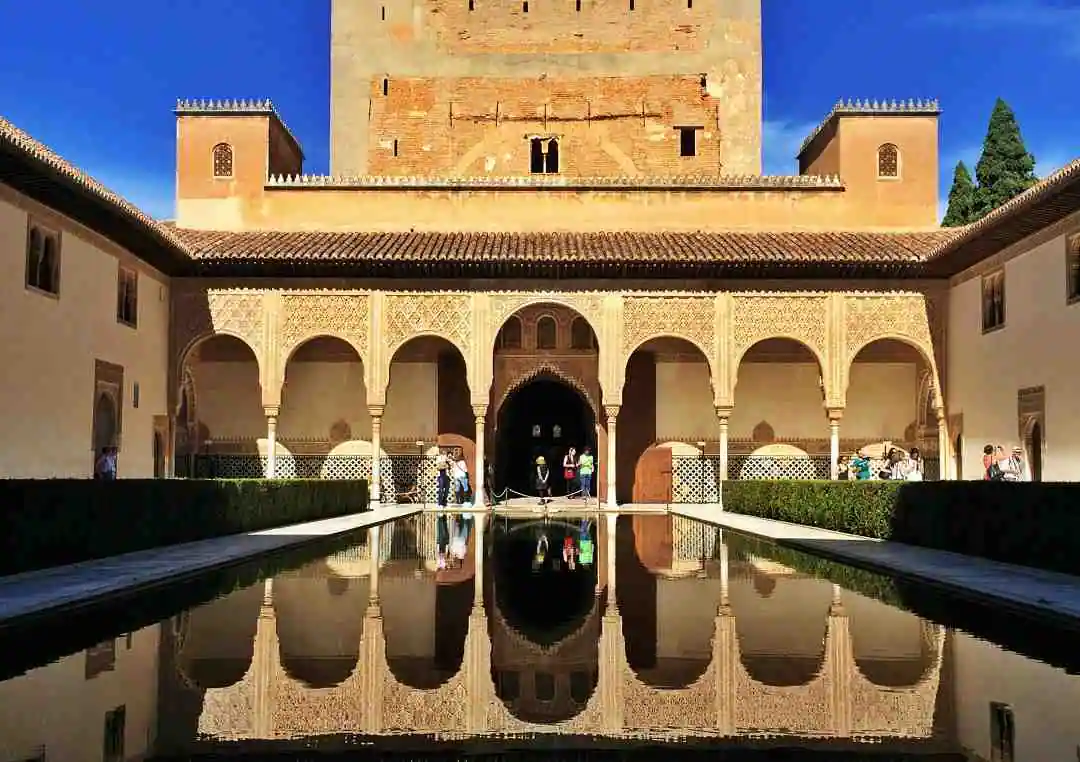 Alhambra Sarayı Mersin Ağacı Avlusu