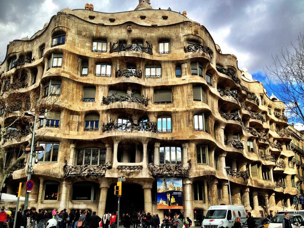 La Pedrera, Casa Mila, Gaudi'nin başyapıtı, bacalar