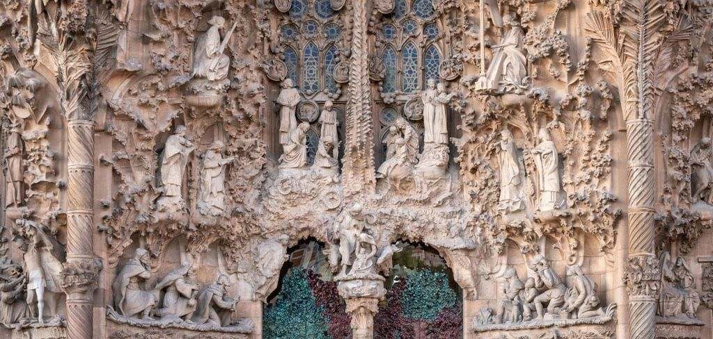viața lui Gaudi și istoria și arhitectura bisericii la sagrada familia