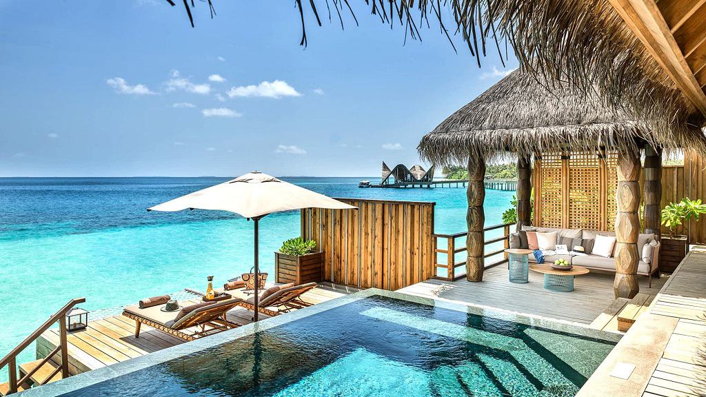 vilă de top luxoasă deasupra apei cu piscină în insulele Maldive