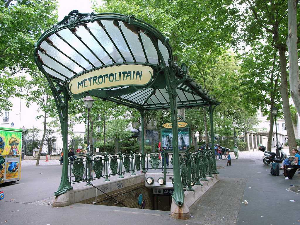 Paris "Metropolitan" Metro Durağı Girişi