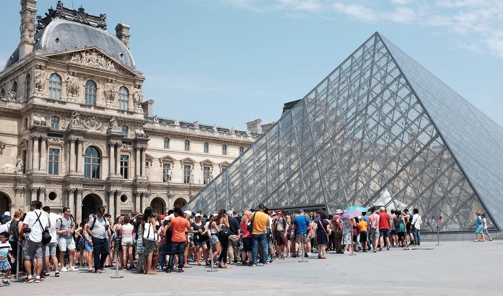 Cara memesan dan membeli tiket masuk cepat di Paris untuk Louvre, Museum, Menara Eiffel, Istana Versailles dan wisata perahu di Sungai Seine