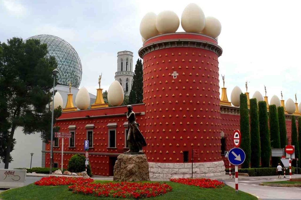 Salvador Dali'nin doğduğu Figueres şehri ve Salvador Dali Tiyatro Müzesi