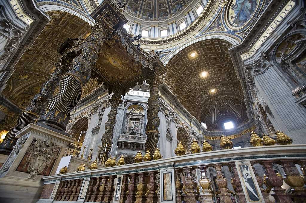 Bazilikanın içinden kubbe detayları ve Bernini'nin baldakeni.