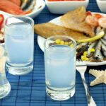 Yunanistan'da popüler olan en sevilen içkiler nelerdir; uzo, mastika, metaksa, sakız likörü, retsina, yunan rakısı, frappe, yunan kahvesi