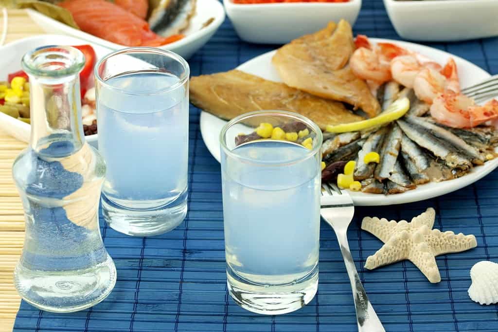 Yunanistan'da popüler olan en sevilen içkiler nelerdir; uzo, mastika, metaksa, sakız likörü, retsina, yunan rakısı, frappe, yunan kahvesi